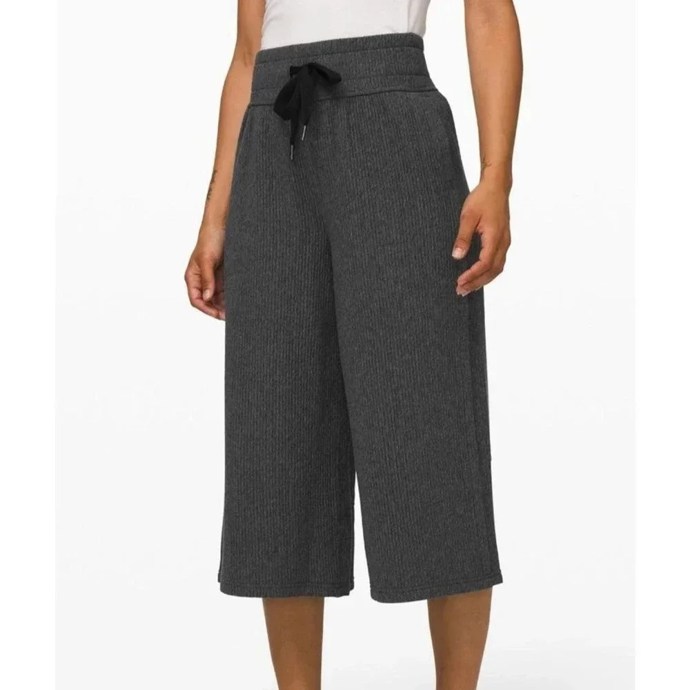 Lululemon Women's Size 4 Heathered Dark Gray Retreat Yourself Crop Pants